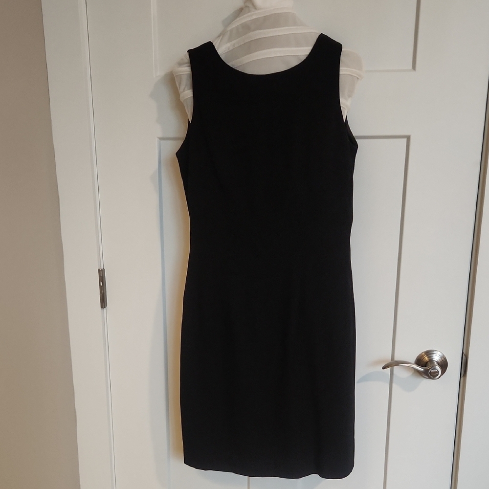 Dani Max elegant Black Sleeveless Sheath Dress with Scoop Neck for Night Out.